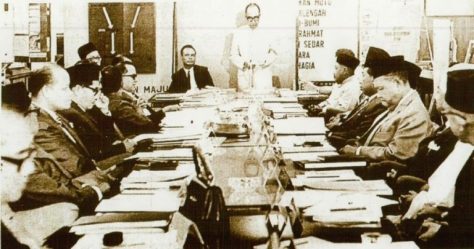 1963 – Timbalan Perdana Menteri, Tun Abdul Razak Hussein Mengetuai mesyuarat pertama Ahli-Ahli Lembaga Pengarah Perbadanan Wang Simpanan Bakal-bakal Haji di Kuala Lumpur.