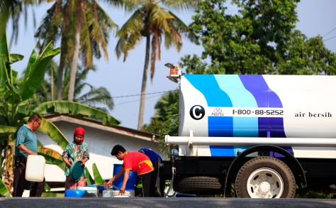Residents collect water from a tank truck at Hulu Langat district outside Kuala Lumpur February 18, 2014. According to local media, recent hot weather in Malaysia and the closure of two water treatment plants since January 28, 2014 due to high ammonia pollution in Sungai Langat have resulted in water shortage in some areas of Klang Valley. REUTERS/Samsul Said (MALAYSIA - Tags: ENVIRONMENT SOCIETY)